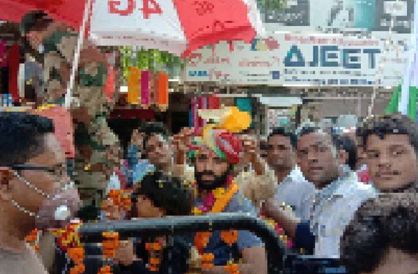 पहली बार आगमन पर ग्रामीणों ने किया स्वागत पहली बार आगमन पर ग्रामीणों ने किया स्वागत