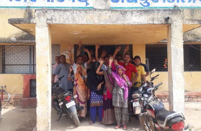 फूटी पाइप लाइन के चलते संकट झेल रहे दो तहसील के लोग फूटी पाइप लाइन के चलते संकट झेल रहे दो तहसील के लोग