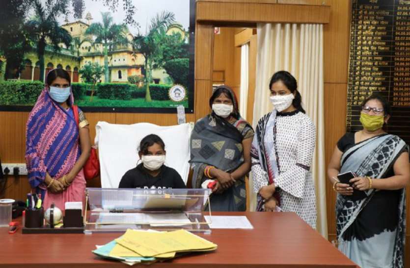 एक दिन की कलेक्टर बन प्रफुल्लित हो गई 11 साल की दीया एक दिन की कलेक्टर बन प्रफुल्लित हो गई 11 साल की दीया