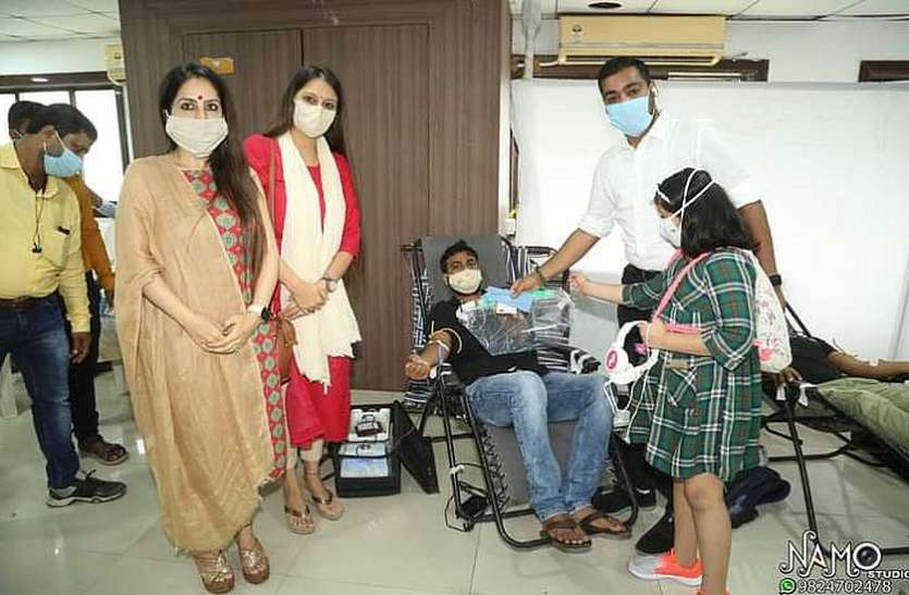 surat photo प्रधानमंत्री के जन्मदिन पर 355 यूनिट रक्तदान