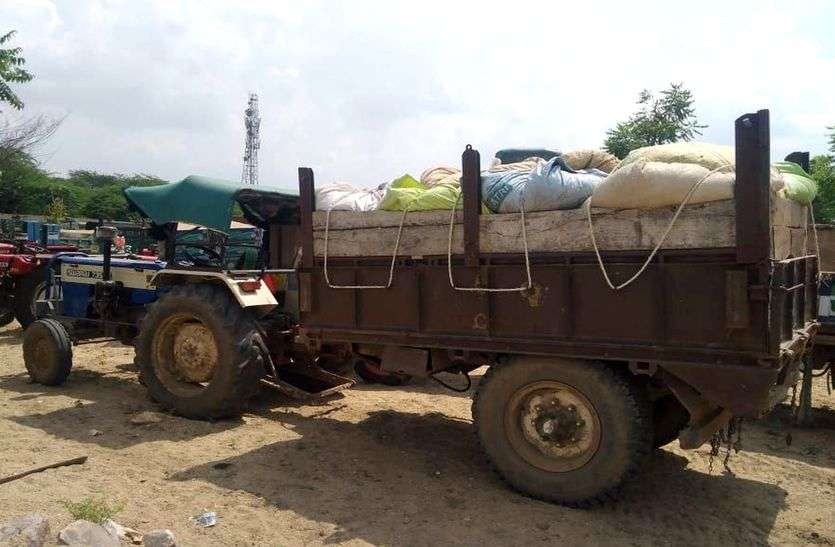 चारे के नीचे बजरी भरी मिली चारे के नीचे बजरी भरी मिली