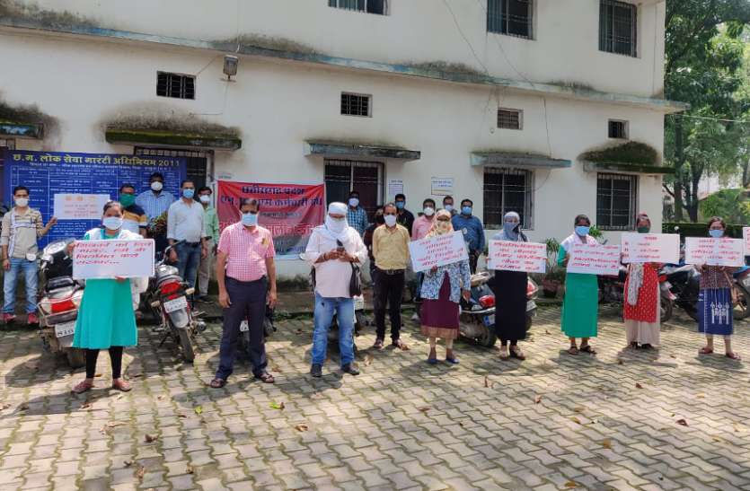 कोरोना संकट के बीच 500 से अधिक संविदा स्वास्थ्य कर्मचारी गए हड़ताल पर, बढ़ी मुश्किलें कोरोना संकट के बीच 500 से अधिक संविदा स्वास्थ्य कर्मचारी गए हड़ताल पर, बढ़ी मुश्किलें