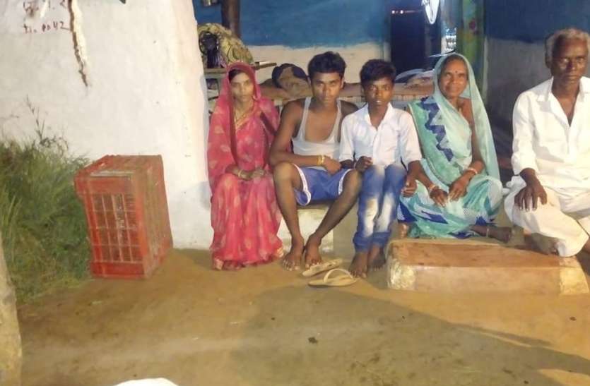 Farmers suffering Farmers suffering - सरकार ने 4 रुपए दी फसल बीमा राशि, किसान ने कहा थोड़ा बढ़ा देते तो जहर ही खरीद लेते