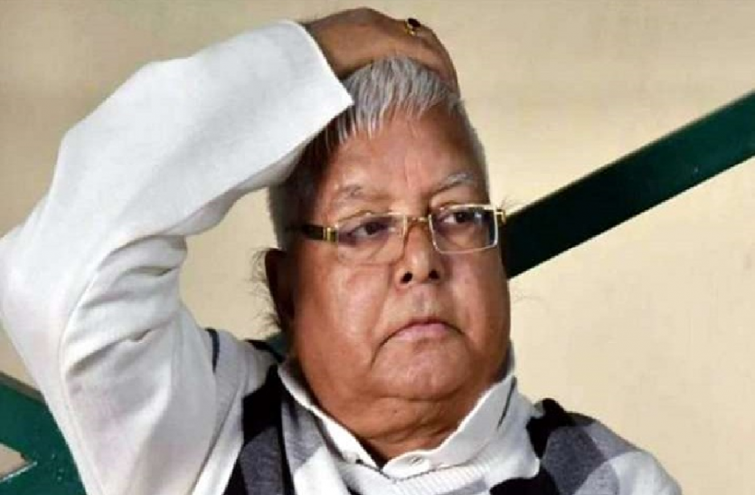 बिहार की सड़कों पर लगा पोस्टर, 'लालू परिवार को बताया बिहार पर भार', लगाने वाले का जिक्र नहीं बिहार की सड़कों पर लगा पोस्टर, 'लालू परिवार को बताया बिहार पर भार', लगाने वाले का जिक्र नहीं
