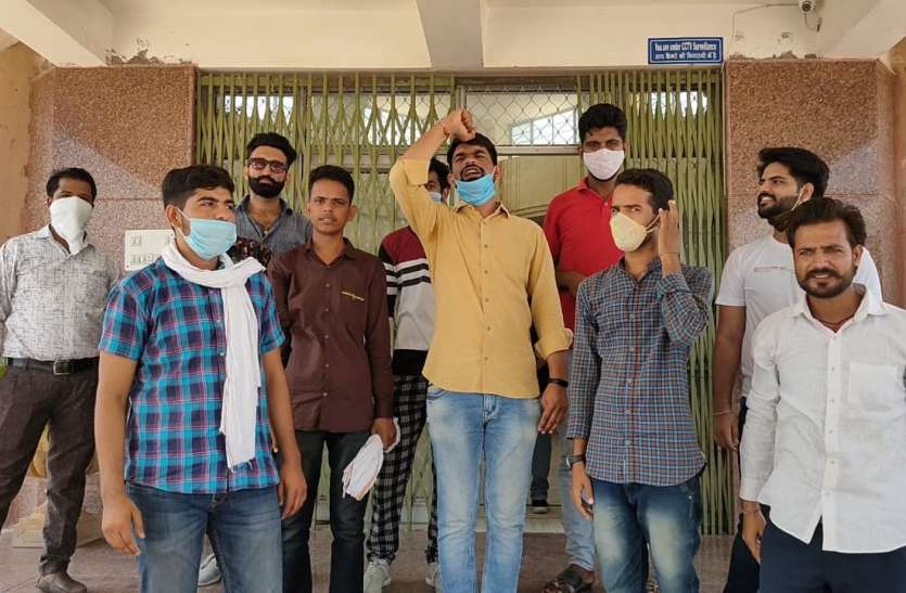 विरोध के बाद विधि द्वितीय वर्ष की परीक्षा स्थगित विरोध के बाद विधि द्वितीय वर्ष की परीक्षा स्थगित