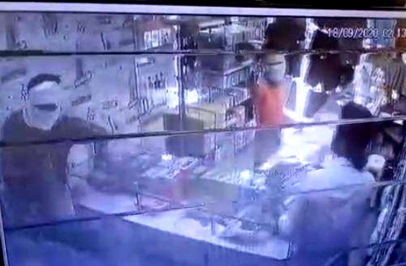 भिलाई में बदमाशों ने कट्टा दिखाकर कपड़ा व्यापारी पर किया ब्लेड से हमला, ग्राहकों को निकाल दिया था दुकान से बाहर भिलाई में बदमाशों ने कट्टा दिखाकर कपड़ा व्यापारी पर किया ब्लेड से हमला, ग्राहकों को निकाल दिया था दुकान से बाहर