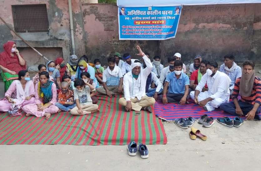 हनुमानगढ़ में अब पुजारी के भाई की भी हुई मौत, परिजनों ने जिला अस्पताल के बाहर लगाया धरना, चिकित्सकों पर लापरवाही का आरोप हनुमानगढ़ में अब पुजारी के भाई की भी हुई मौत, परिजनों ने जिला अस्पताल के बाहर लगाया धरना, चिकित्सकों पर लापरवाही का आरोप