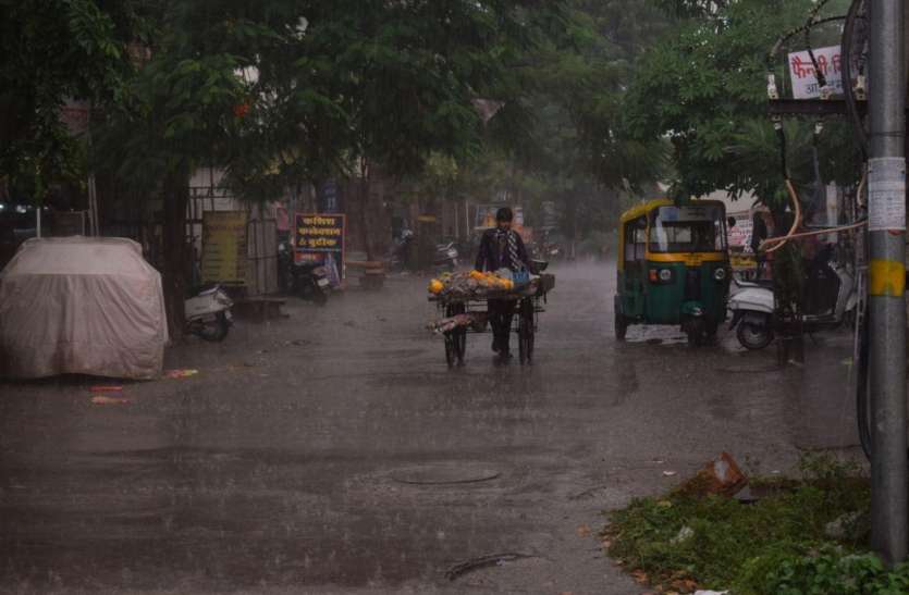 शहर के कई हिस्सों में लौटते मानसून की झमाझम शहर के कई हिस्सों में लौटते मानसून की झमाझम