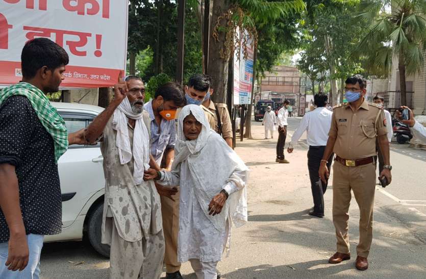 rampur.jpg रामपुर में डीएम कार्यालय के बाहर बुजुर्ग ने किया आत्मदाह का प्रयास
