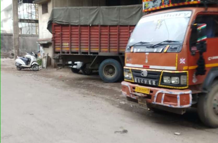 SURAT KAPDA MANDI: कपड़ा कारोबार की मजबूत कड़ी, फिलहाल संकट में खड़ी SURAT KAPDA MANDI: कपड़ा कारोबार की मजबूत कड़ी, फिलहाल संकट में खड़ी