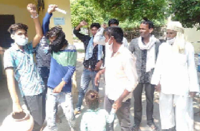 पेयजल संकट को लेकर किया प्रदर्शन, मटकियां फोड़ीं पेयजल संकट को लेकर किया प्रदर्शन, मटकियां फोड़ीं