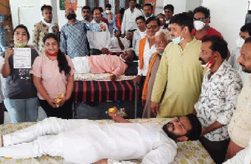 प्रधानमंत्री नरेन्द्र मोदी के जन्मदिन पर किया रक्तदान प्रधानमंत्री नरेन्द्र मोदी के जन्मदिन पर किया रक्तदान