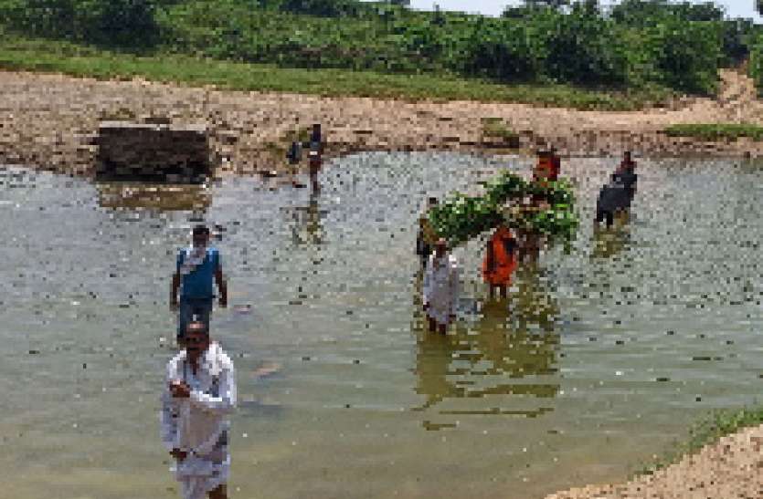जान जोखिम में डालकर नदी पार करते हैं रोजाना ग्रामीण जान जोखिम में डालकर नदी पार करते हैं रोजाना ग्रामीण