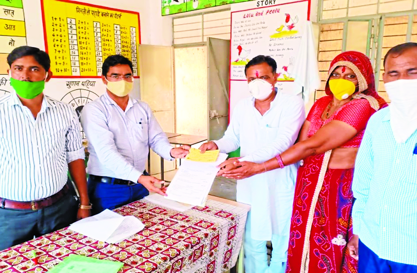 गांव की सरकार के लिए भरे पर्चे गांव की सरकार के लिए भरे पर्चे