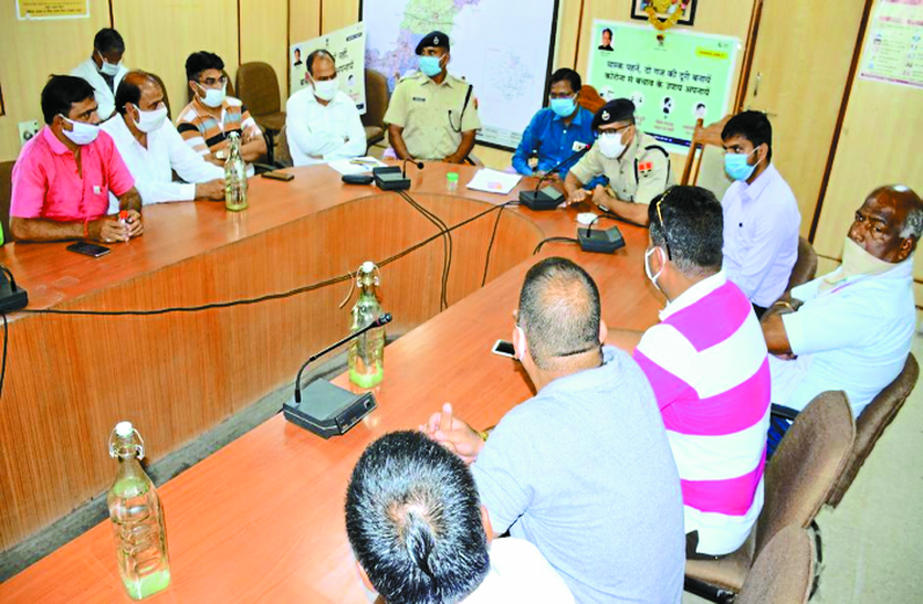कलक्टर बोले: लॉकडाउन से नहीं अब चालान कटने से दूर होगा कोरोना कलक्टर बोले: लॉकडाउन से नहीं अब चालान कटने से दूर होगा कोरोना
