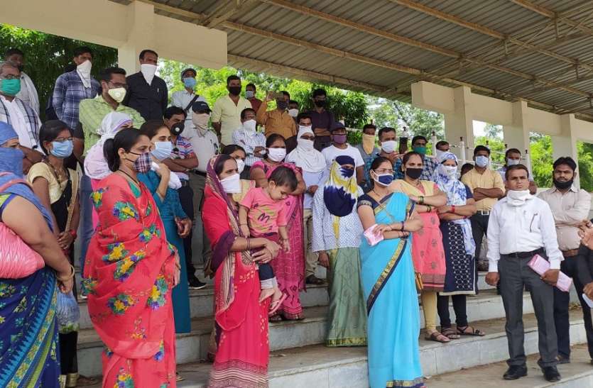निजी स्कूलों की मनमानी, बच्चों को बुलवा रहे स्कूल निजी स्कूल पालकों से भरवा रहे फार्म, बच्चा बीमार हुआ तो हमारी जिम्मेदारी नहीं