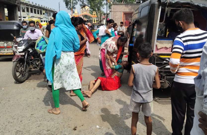 There was a fierce fight between eunuchs in the market बीच बाजार किन्नरों में विवाद से मची अफरा-तफरी, जमकर लट्ठों से पीटा और काट दिए बाल