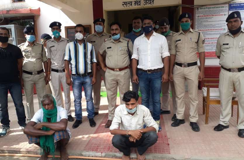 दर्जनभर नाबालिगों से दिल्ली-हरियाणा, पुलवामा समेत अन्य राज्यों में करा रहे थे बंधुआ मजदूरी, पुलिस ने 10 को किया बरामद, 2 गिरफ्तार दर्जनभर नाबालिगों से दिल्ली-हरियाणा, पुलवामा समेत अन्य राज्यों में करा रहे थे बंधुआ मजदूरी, पुलिस ने 10 को किया बरामद, 2 गिरफ्तार