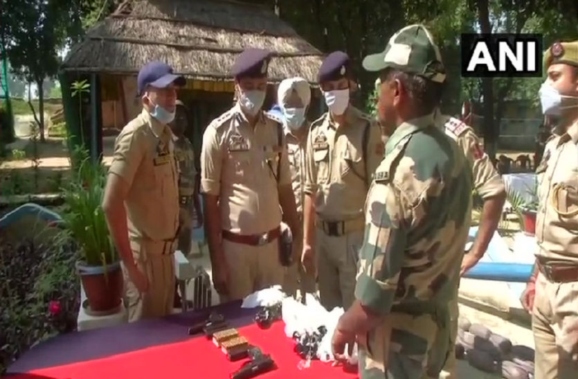 BSF ने नाकाम की पाकिस्तान की साजिश, भारी मात्रा में हथियार, बारूद और नशा सामग्री बरामद BSF ने नाकाम की पाकिस्तान की साजिश, भारी मात्रा में हथियार, बारूद और नशा सामग्री बरामद