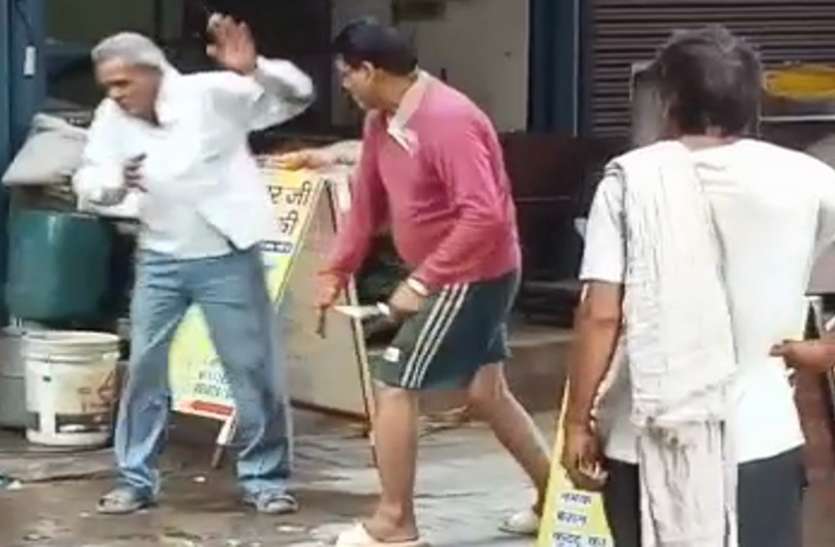 ghaziabad.jpg इंसानियत हुई शर्मसार: दबंग ने सरेआम बुजुर्ग को लोहे की रॉड से पीटा, वीडियो वायरल