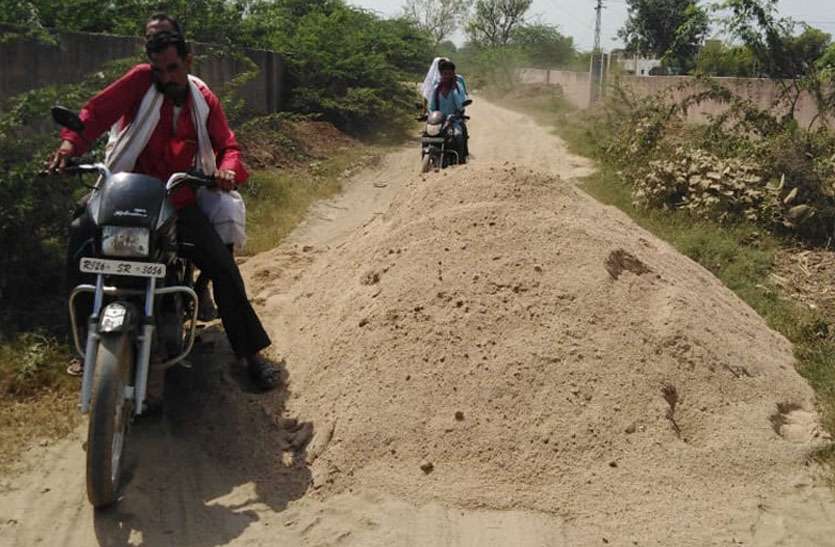 पुलिस को देख बजरी माफियाओं में मचा हडकंप, सडक़ पर बजरी खाली कर ले भागे ट्रैक्टर ट्रॉलियां पुलिस को देख बजरी माफियाओं में मचा हडकंप, सडक़ पर बजरी खाली कर ले भागे ट्रैक्टर ट्रॉलियां