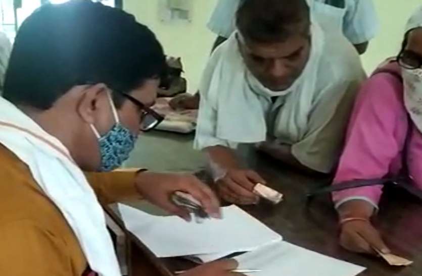 meerut_1.jpg ऑडिट के नाम पर स्कूलों से अवैध वसूली का वीडियो वायरल, डीएम ने बिठाई जांच