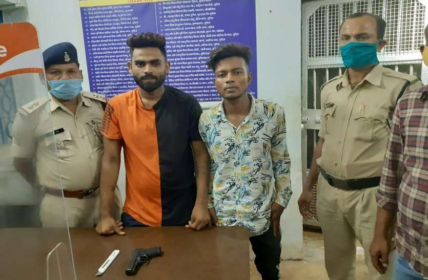 मना करने पर भी लड़की से बात की, गुस्से में सनकी आशिक नकली पिस्टल लेकर पहुंच गया व्यापारी के दुकान, फिर... मना करने पर भी लड़की से बात की, गुस्से में सनकी आशिक नकली पिस्टल लेकर पहुंच गया व्यापारी के दुकान, फिर...
