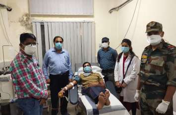 मुश्किल दौर में मदद के लिए बढ़ रहे हाथ मुश्किल दौर में मदद के लिए बढ़ रहे हाथ