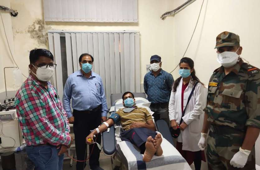 मुश्किल दौर में मदद के लिए बढ़ रहे हाथ मुश्किल दौर में मदद के लिए बढ़ रहे हाथ
