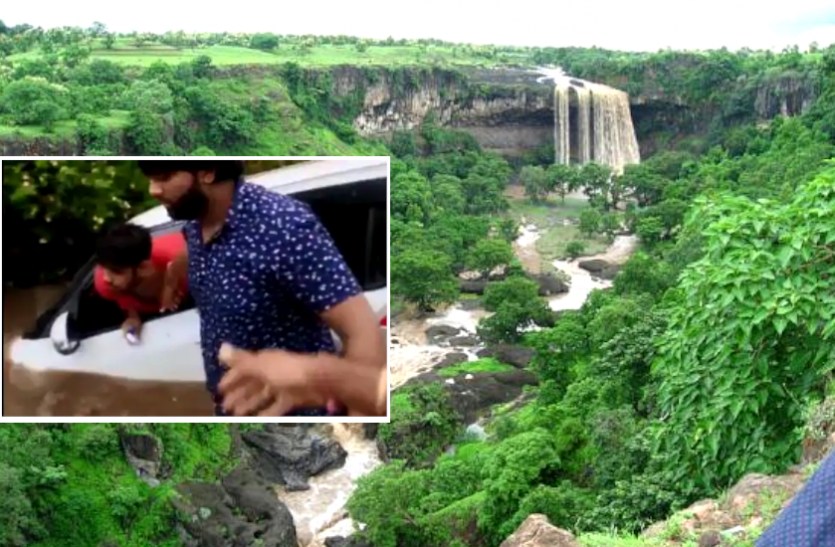 news पाबंदी के बावजूद पिकनिक मनाने वाटर फॉल जा रहे युवा नाले के तेज बहाव में फंसे, वीडियो में देखें कैसे बची जान