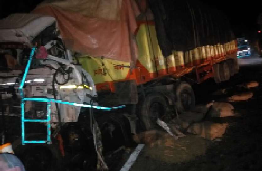 ट्रेलर-कंटेनर में भिडंत, दो गंभीर घायल ट्रेलर-कंटेनर में भिडंत, दो गंभीर घायल