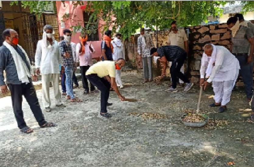 भाजपा कार्यकर्ताओं ने किए सेवा कार्य भाजपा कार्यकर्ताओं ने किए सेवा कार्य