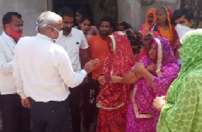 टूटा तार जोडऩे में लग गए 3 दिन, डेढ़ दर्जन गांवों के ग्रामीण रहे अंधेरे में टूटा तार जोडऩे में लग गए 3 दिन, डेढ़ दर्जन गांवों के ग्रामीण रहे अंधेरे में