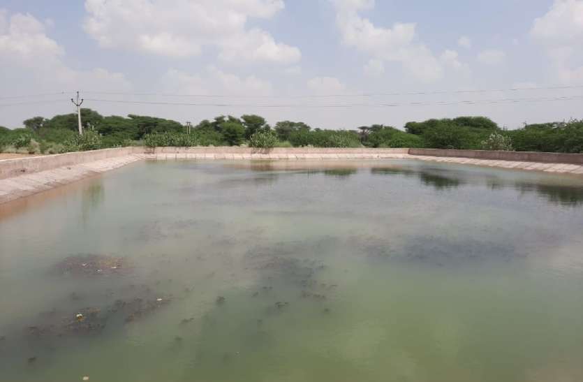 नहर के मुहाने, फिर भी प्यासे है कंठ, यहां पीना तो दूर नहाने लायक भी नहीं पानी नहर के मुहाने, फिर भी प्यासे है कंठ, यहां पीना तो दूर नहाने लायक भी नहीं पानी