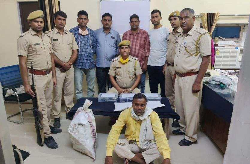 Weapon factory caught, one arrested, more than a dozen illegal weapons recovered हथियार बनाने की फैक्ट्री पकड़ी, एक गिरफ्तार, एक दर्जन से अधिक अवैध हथियार बरामद