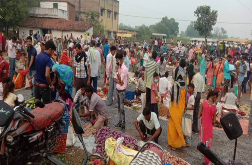 सब्जी बाजार में उमड़ी भीड़ सब्जी बाजार में उमड़ी भीड़