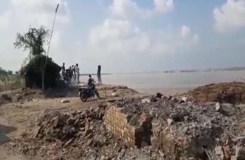 यहां अपने ही आशियाने पर हथौड़ा चलाने को मजबूर हैं ग्रामीण, बाढ़ पीड़ितों का यह दर्द आपको भी रुला देगा यहां अपने ही आशियाने पर हथौड़ा चलाने को मजबूर हैं ग्रामीण, बाढ़ पीड़ितों का यह दर्द आपको भी रुला देगा