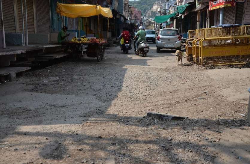 सडक़ें बदहाल, अब कोई ना पूछे हाल सडक़ें बदहाल, अब कोई ना पूछे हाल