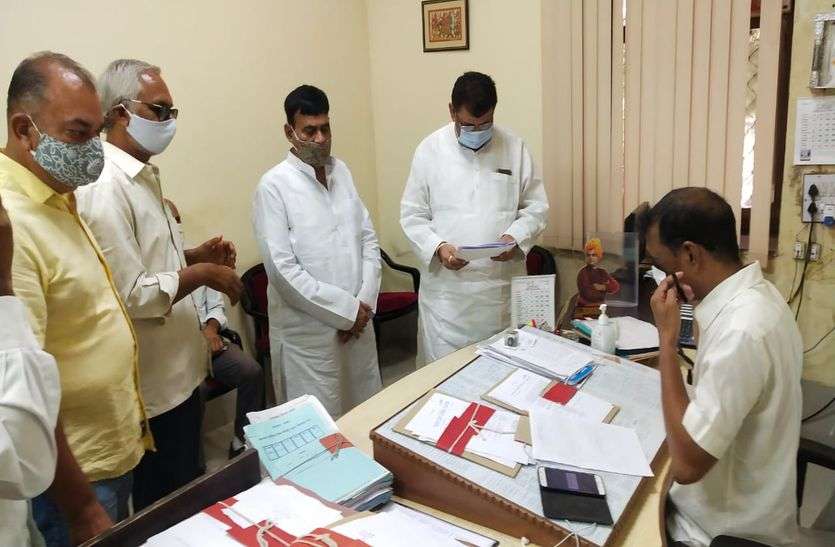 Protest expressed by keeping two yards in bhilwara दो गज की दूरी रख जताया विरोध