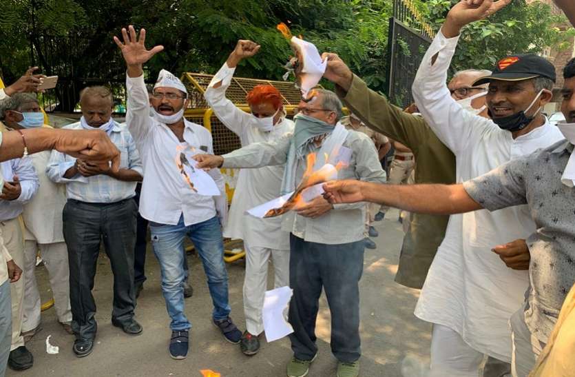 कोटा में किसानों का गुस्सा फूटा, कृषि बिल की जलाई होली कोटा में किसानों का गुस्सा फूटा, कृषि बिल की जलाई होली