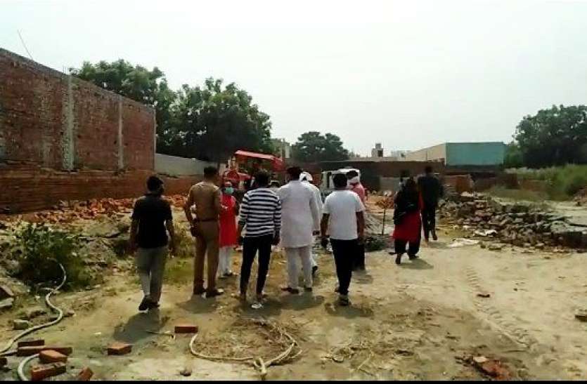 noida-1.jpg नाेएडा में मामूली बात काे लेकर खूनी संघर्ष, आधा दर्जन घायल, 2 गिरफ्तार