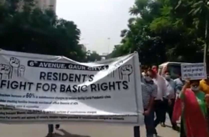 noida.jpg मेंटेनेंस शुल्क बढ़ोत्तरी के विराेध में सड़कों पर उतरे गौर सिटी के परिवार, जाेरदार प्रदर्शन