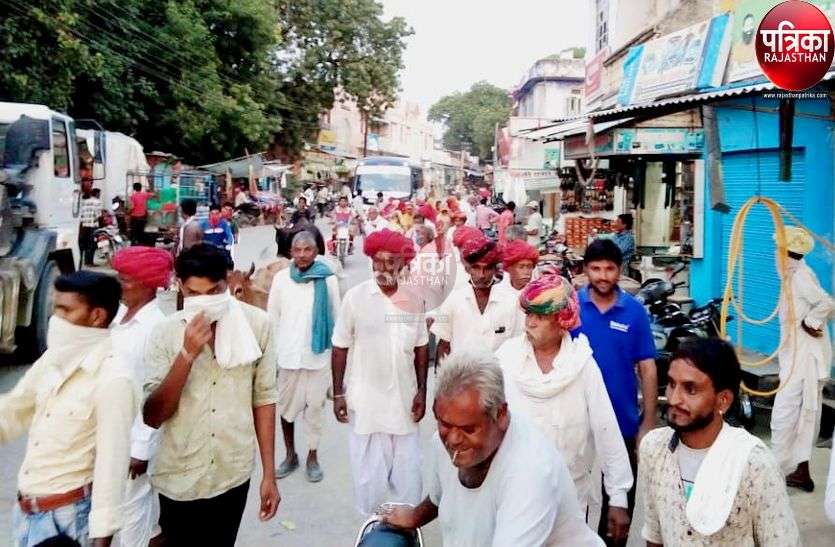 चुनावी माहौल में भूले कोरोना का खतरा, संक्रमण फैलने की आशंका, सोशल डिस्टेंसिंग भी दरकिनार चुनावी माहौल में भूले कोरोना का खतरा, संक्रमण फैलने की आशंका, सोशल डिस्टेंसिंग भी दरकिनार
