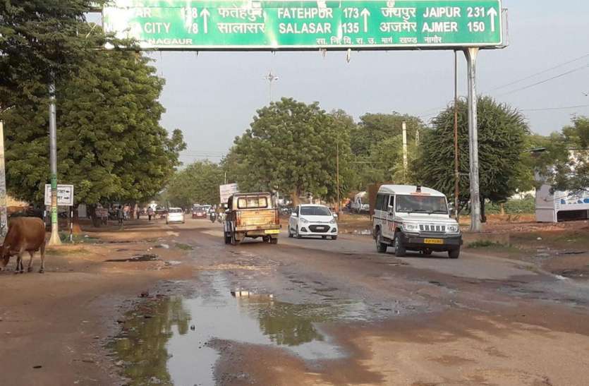 Neither roads are being built nor old ones are being repaired जिले में न सड़कें बन रही और न पुरानी की मरम्मत हो रही, क्षतिग्रस्त सड़कों से हो रहे हादसे