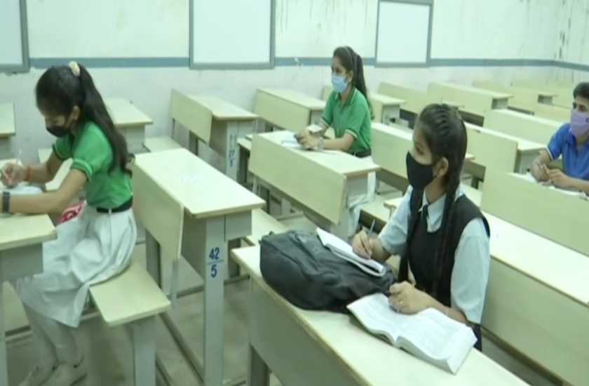 कोरोना संक्रमण के बढ़ते मामलों के बीच आज से खुल गए स्कूल, नियमित रूप से नहीं लगेंगी क्लालेस