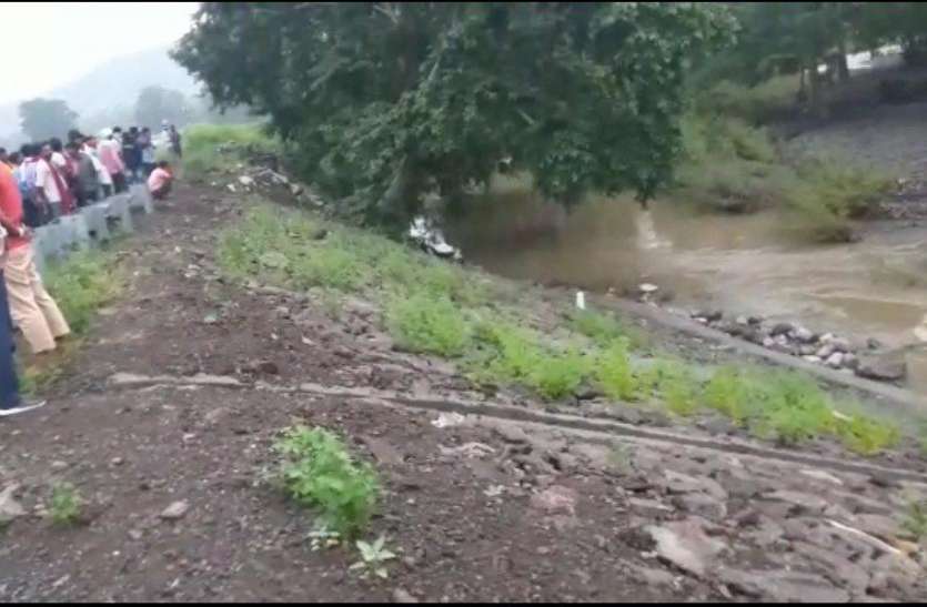 Two youths found dead along NH-7 highway .jpg जबलपुर में एनएच-7 हाइवे किनारे मिली दो युवकों की लाश से सनसनी