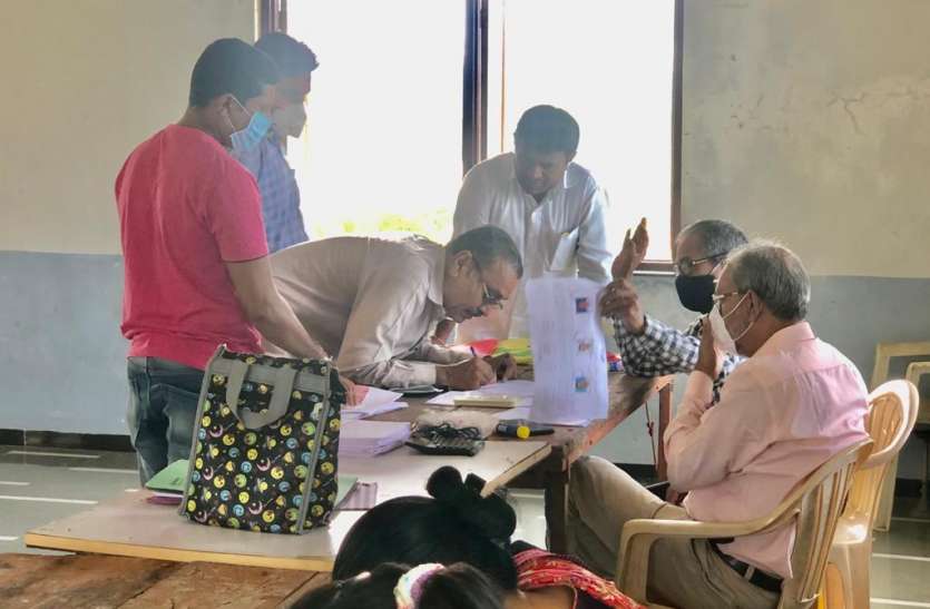मुम्बई-अहमदाबाद बुलेट ट्रेन के लिए 78 ग्रामिणों ने दी जमीन मुम्बई-अहमदाबाद बुलेट ट्रेन के लिए 78 ग्रामिणों ने दी जमीन