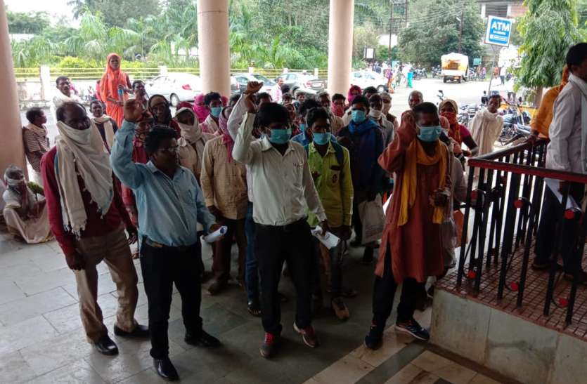 Villagers reaching collectorate to make food slips खाद्यान्न पर्ची बनवाने कलेक्ट्रेट पहुंच रहे ग्रामीण