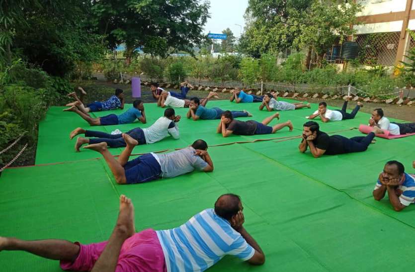 स्मार्ट पुलिसिंग: एएसपी ने किया नवाचार, पुलिस जवानों और युवाओं को फिट रहने सिखा रहे योगा स्मार्ट पुलिसिंग: एएसपी ने किया नवाचार, पुलिस जवानों और युवाओं को फिट रहने सिखा रहे योगा