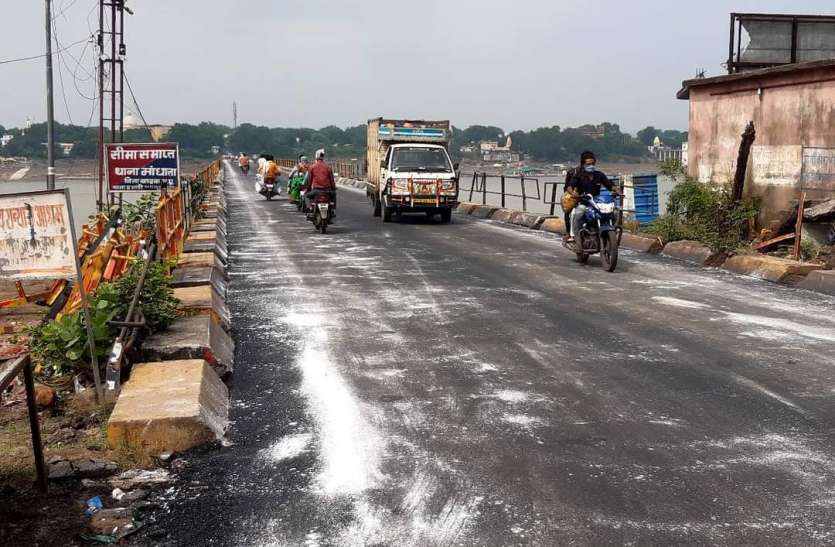 24 days later, vehicular movement was started from the Mortakka bridge निमाड़ के सबसे बड़े हाईवे पर बने मोरटक्का पुल पर 24 दिन बाद शुरू हुआ यातायात